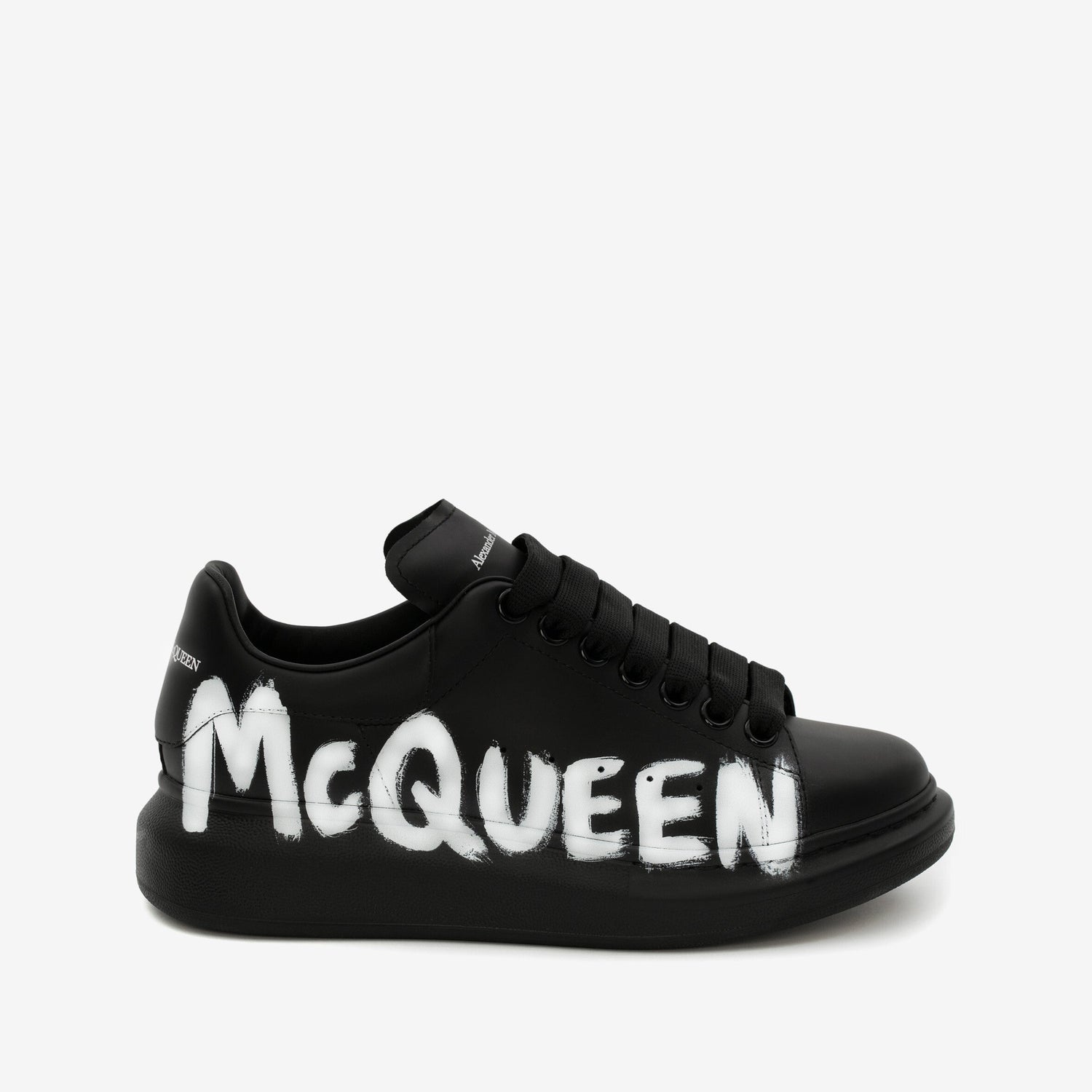 ALEXANDER McQUEEN - Sneaker Oversize McQueen Graffiti in Nero/bianco - IperShopNY