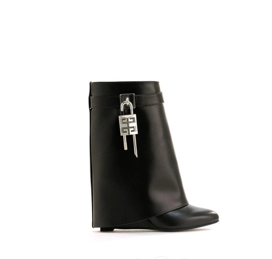 Stivali Shark Lock Givenchy Stivaletti a tubo Shark Lock *ICON in pelle di vitello liscia nera con lucchetti in metallo.