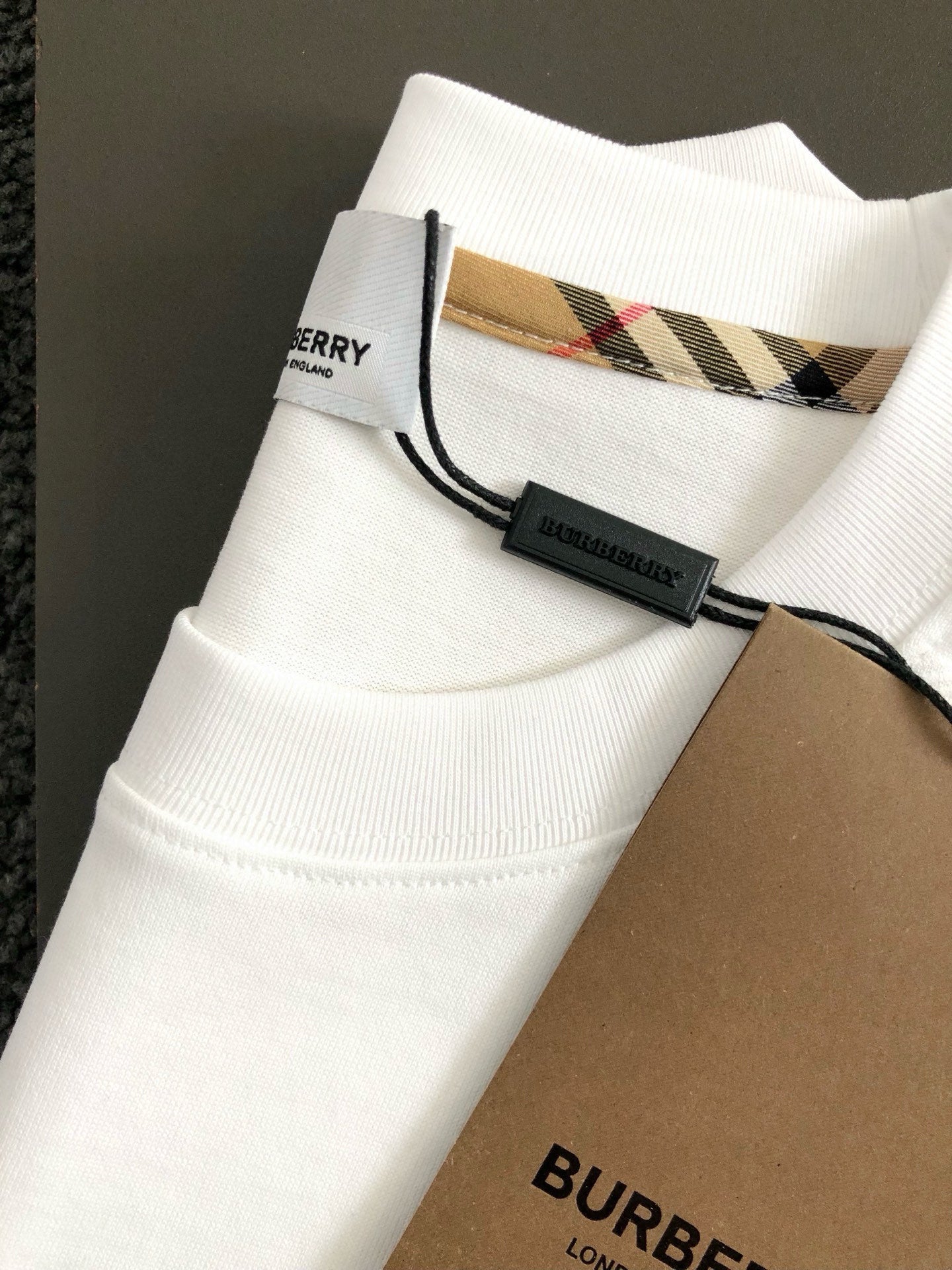 BURBERRY - T-Shirt